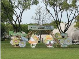 树林前的草地上低可信度描述已自动生成