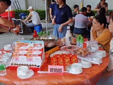一群人在桌子前吃东西

AI 生成的内容可能不正确。