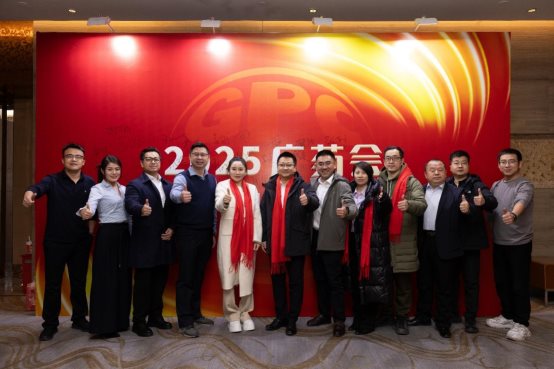 一群人站在一起AI 生成的内容可能不正确。